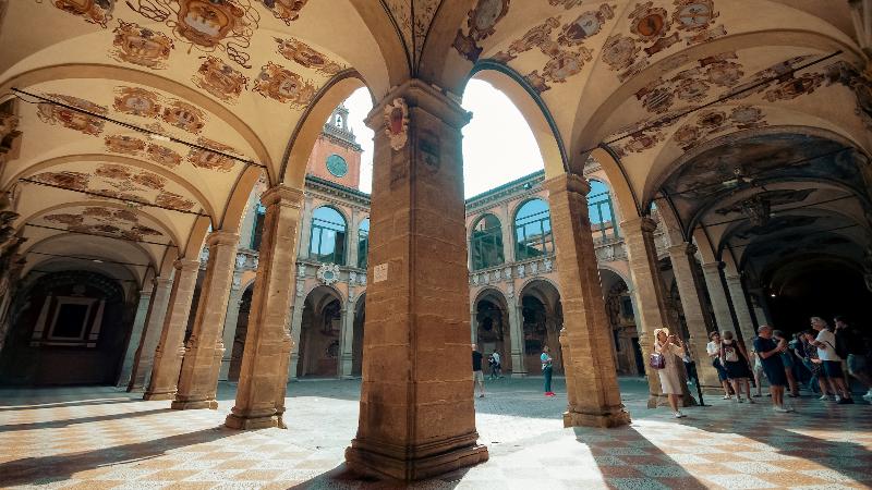 Art workshop with local painters in Bologna city center